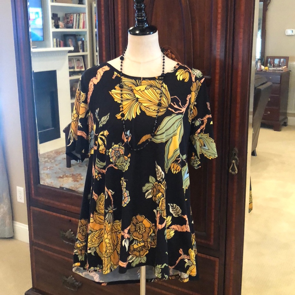 LuLaRoe “Perfect Tee”. Size XL. Very Gently Worn